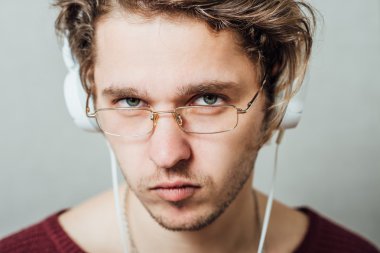 Müzik dinleyen adam.