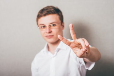  Adam zafer jest gösterir 