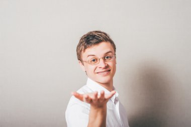  adam bir şeyler gösteriyor