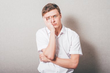 sıkılmış genç adam