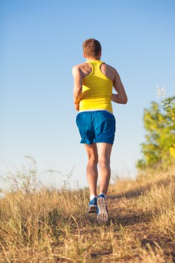 kırsal bir yolda koşan adam 