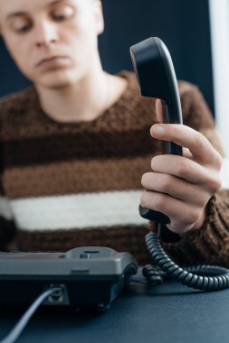 ofiste telefon kullanan adam