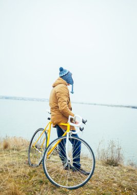 adam kıyıya yakın bir bisiklet ile