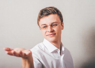  adam bir şeyler gösteriyor