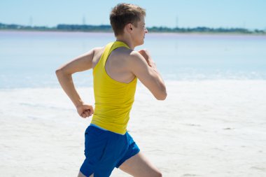 Sahilde koşan bir adam
