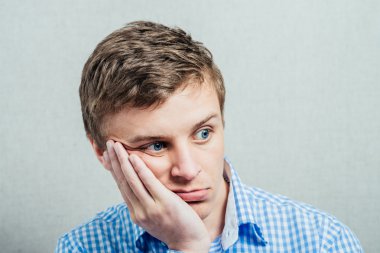 Genç adam sıkılmış