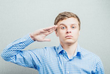 Genç adam selamlıyor