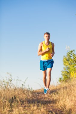 kırsal bir yolda koşan adam 