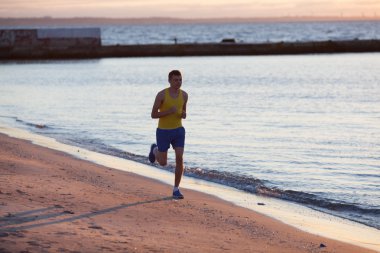 Kumsalda koşan adam