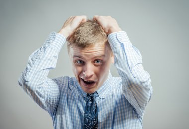 genç adam çığlık