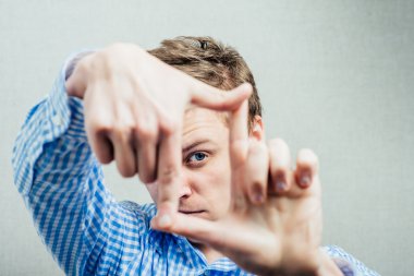 adam çerçeve yapar 