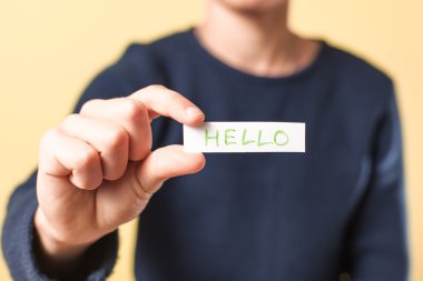 Kağıt üzerinde kelime Merhaba 