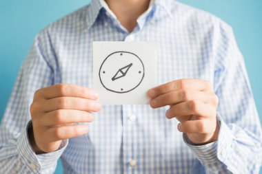 kağıt üzerinde pusula simgesini