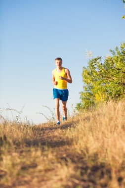 kırsal bir yolda koşan adam 