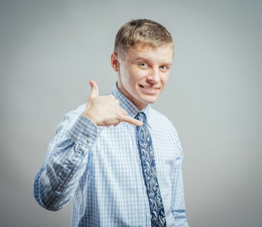 gösterilen adam bana işareti de