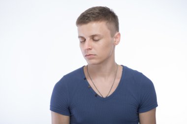 Adam gözlerini kapadı.