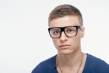 gözlük gülümseyen adam