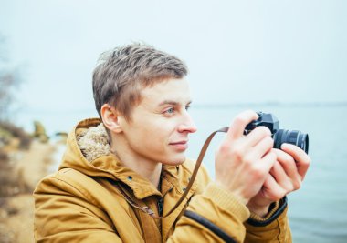 Adam fotoğraf makinesinde