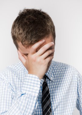 Genç adam düşünüyor.