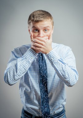 adam ağzını eller tarafından kapalı tutun