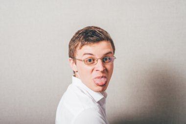 Adam dilini gösterir