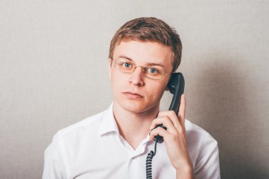  dostum ben kablolu bir telefonda konuşurken