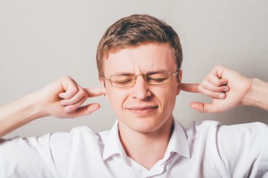 adam kapsayan kulaklar