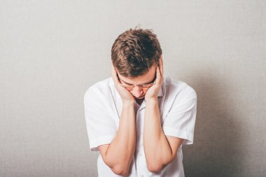  gözlük üzgün adam 