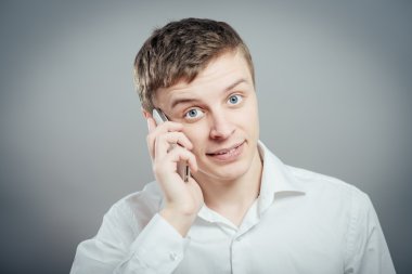 İzole telefonda konuşan adam