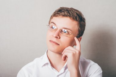 adam hakkında bir şey düşünüyor