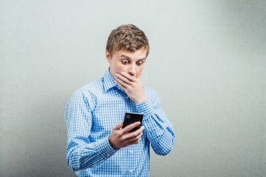 Cep telefonu olan adam.