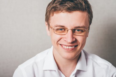  Gözlüklü gülen adam