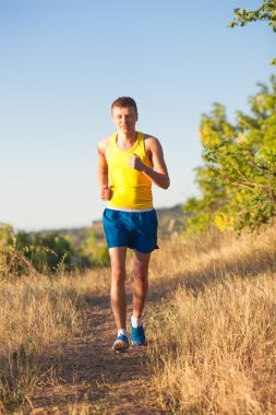 kırsal bir yolda koşan adam 