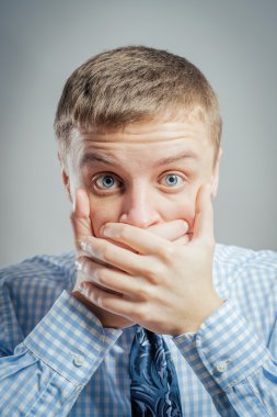 adam ağzını eller tarafından kapalı tutun