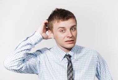 Adam başını çizikler