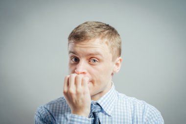 erkek tırnaklarını ısırma 