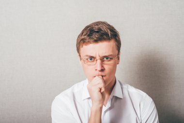  adam onun tırnak ısırıkları