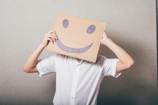 Homem segurando um papelão com um sorriso — Fotografia de Stock