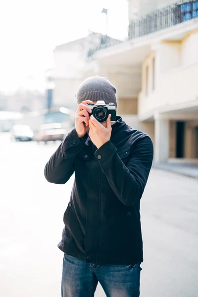 Mężczyzna fotograf z aparatem — Zdjęcie stockowe