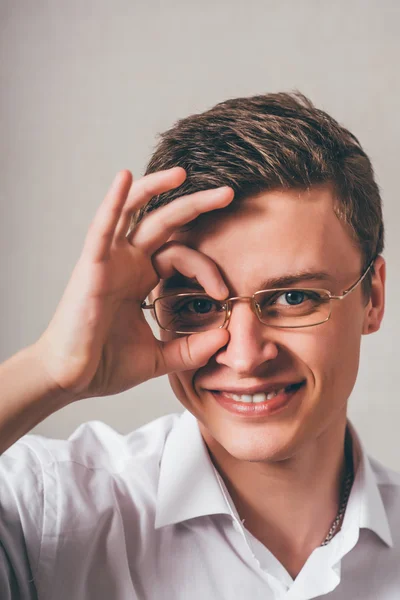 手で双眼鏡を作るビジネスマン — ストック写真