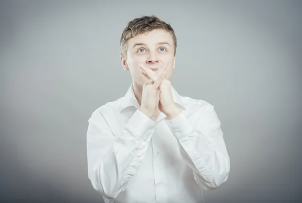 Junger Mann betet — Stockfoto