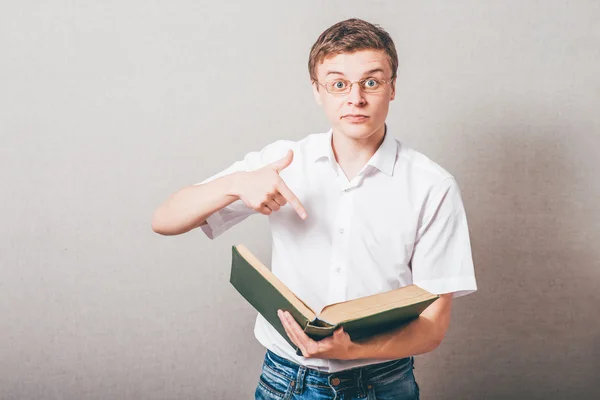 Man die een boek leest — Stockfoto