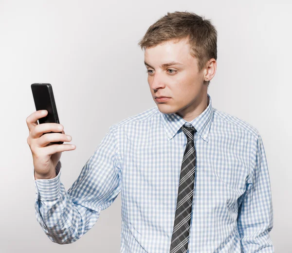 Man  looking at smartphone — Stock Photo, Image