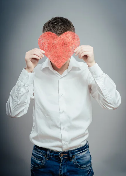 Hombre sosteniendo el corazón rojo —  Fotos de Stock