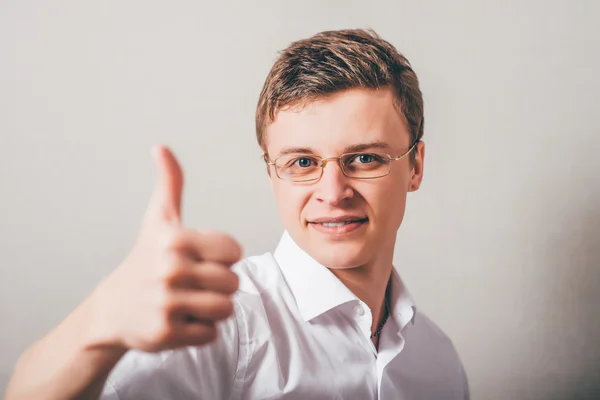 Hombre dando pulgar hacia arriba — Foto de Stock