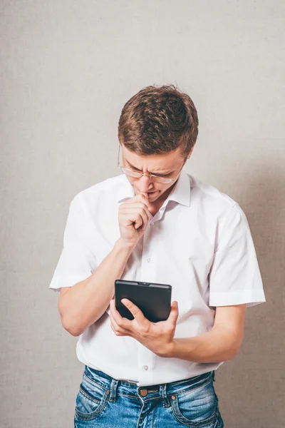 Man in glasses with tablet — Stock Photo, Image