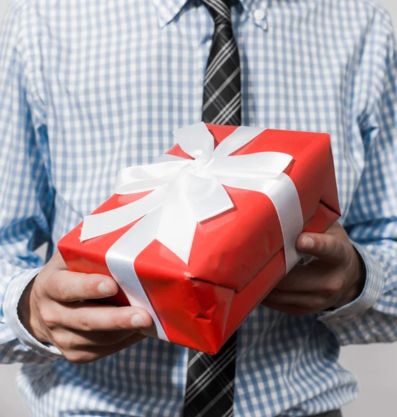 Hombre ofreciendo regalo — Foto de Stock