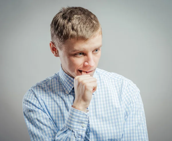 Hombre mordiéndose la uña del pulgar — Foto de Stock