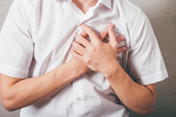 Hombre puso sus manos en su pecho — Foto de Stock