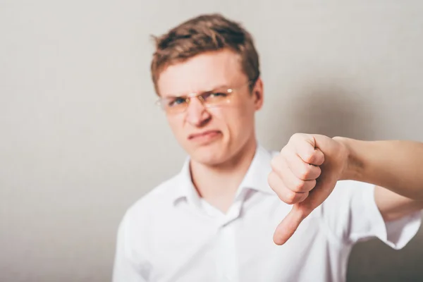 Hombre mostrando el pulgar hacia abajo — Foto de Stock